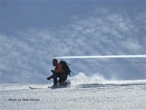 Maching down low with broken heels and knee to ski.